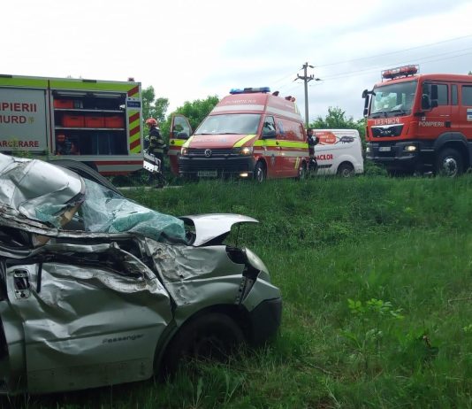 Târgu Jiu: Accident! Intervenție masivă a salvatorilor după ce s-a izbit cu microbuzul de un copac. Sunt victime
