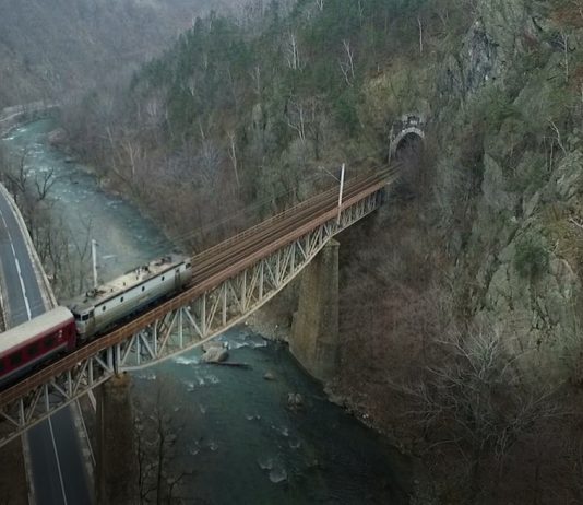 Incident feroviar grav în Defileul Jiului. Muncitori surprinși de un tren în timp ce efectuau lucrări la calea ferată