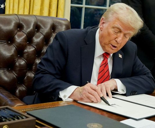 Trump a semnat impunerea de taxe vamale și pentru UE: Toată lumea vrea să ne jefuiască