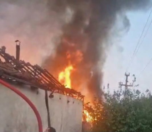 Gorj: Casă cuprinsă de flăcări la Runcu