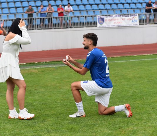 Și-a cerut iubita în căsătorie pe gazon după meciul cu CSM Lugoj