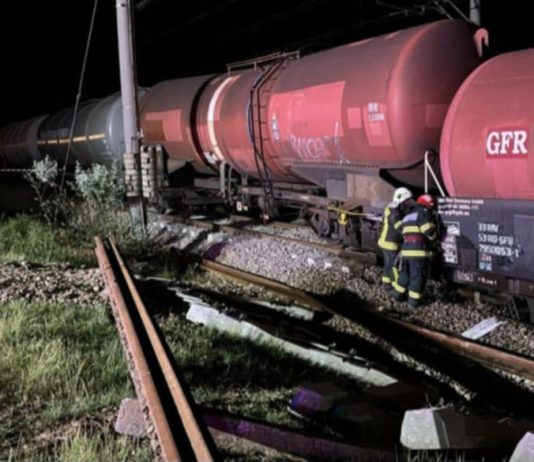Locomotivă și două vagoane deraiate. Trenul transporta benzină