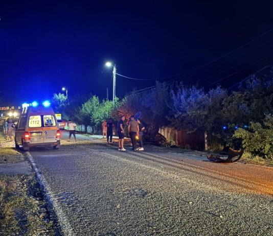 Gorj: Imagini! Mașină răsturnată la marginea drumului
