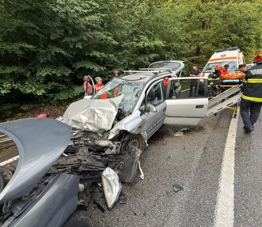 Accident cu șapte răniți în Defileu. Un conducător auto în vârstă de 71 de ani a intrat pe contrasens