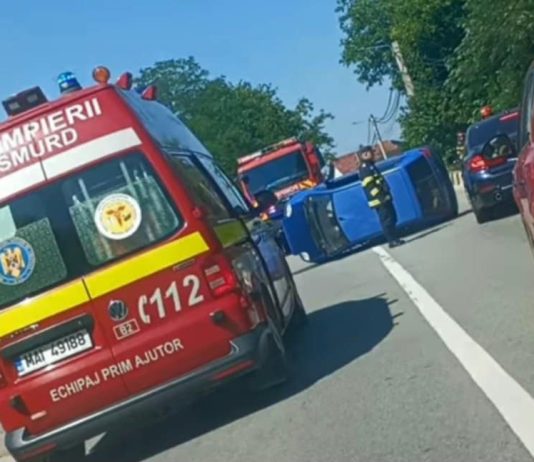 Gorj: Mașină răsturnată. Au intervenit salvatorii SMURD