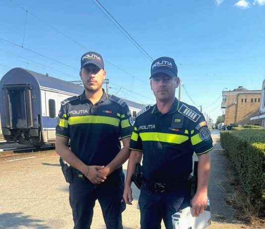 Târgu Jiu: Doi polișțiști au ajutat un bătrân care sângera. Se rănise la urcarea în tren