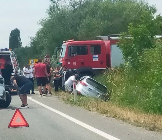 Gorj: Accident în Lunca Vârțului. Mașină ajunsă în șanțul de la marginea drumului. Echipajele medicale evaluează mai multe persoane