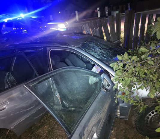 Gorj: Topit de beat, s-a urcat la volan, nu a oprit la semnalele polițiștilor și, încercând să scape de urmăritori, a intrat cu mașina într-un gard