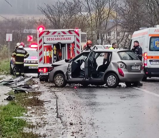 Gorj: Ambulanțe și echipaje SMURD, intervenție la un accident rutier. Patru persoane transportate la spital