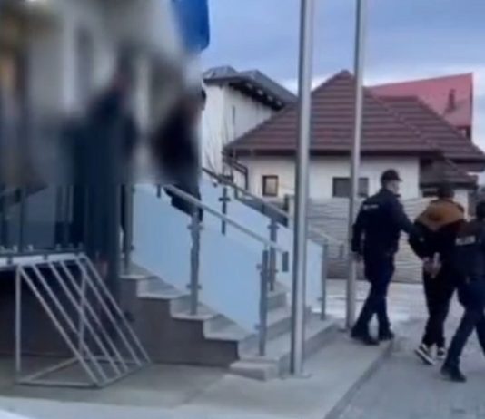 Gorj – Trei bătăuși încătușați. Scandal cu pumni și picioare la Târgu Jiu. Agresorul a fost imobilizat de polițiști