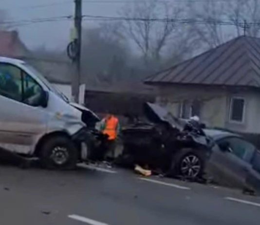 Gorj: Accident, luni dimineața. Două mașini în șanț