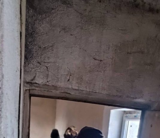 Târgu Jiu: Evacuați de polițiștii locali. Își amenajaseră dormitorul într-un bloc din centrul orașului