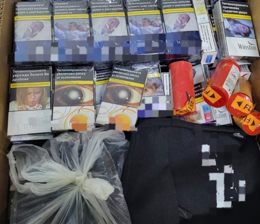 Gorj: I-au luat tot! Polițiștii au confiscat mii de țigări și alte bunuri depistate în mașina unui bărbat