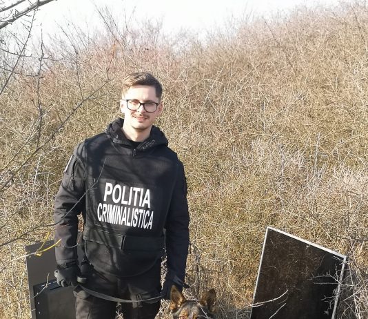 Gorj: Minor încătușat după ce a furat din casa unei bătrâne. Câinele de urmă i-a condus pe polițiști la făptaș