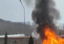 Gorj: Un autoturism a ars în parcarea Mănăstirii Lainici