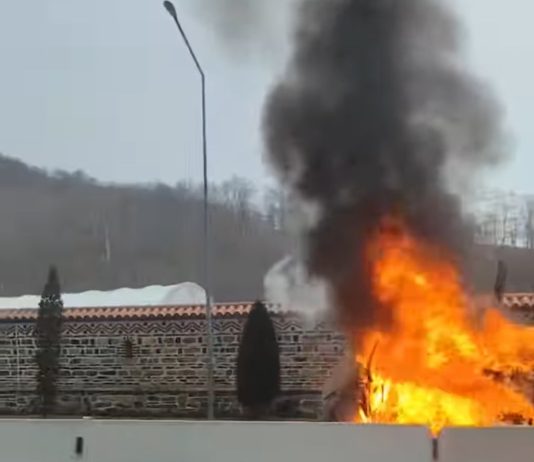 Gorj: Un autoturism a ars în parcarea Mănăstirii Lainici