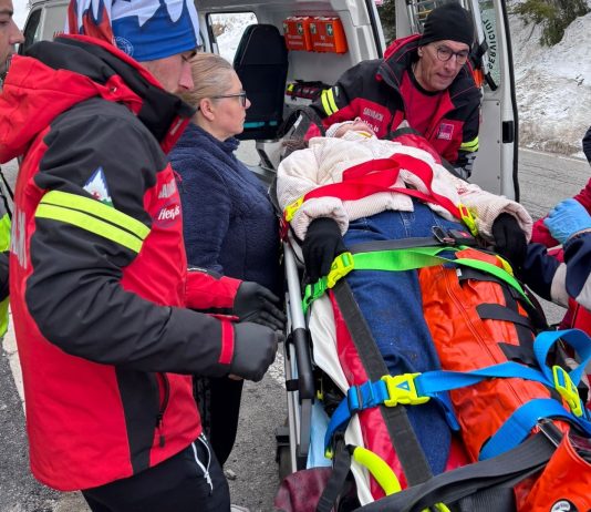 Galerie foto! În stare critică. S-au izbit cu ATV-ul de un copac. Au intervenit salvamontiștii din Rânca