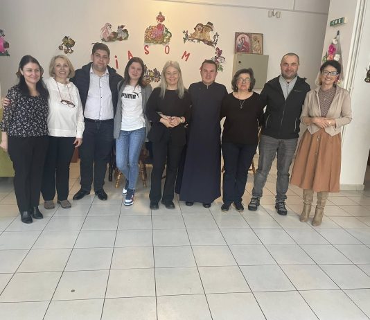 Târgu Jiu: Au donat încălțăminte pentru 60 de copii