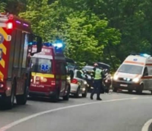 Accident în Defileu. Două persoane au fost transportate la spital