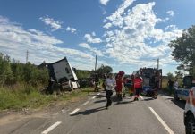 Galerie foto! Acccident grav, intervin salvatorii. Persoană încarcerată