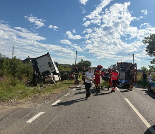 Galerie foto! Acccident grav, intervin salvatorii. Persoană încarcerată