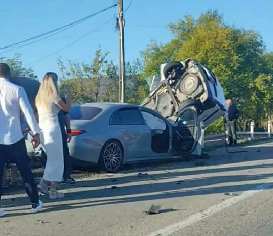 Accident la Bălești! Un autoturism ”a luat pe bot” o dubiță. Au intevenit salvatorii ISU Gorj